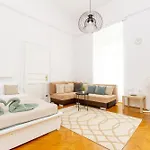 3bdr Spacious Getaway Apartment Budapest