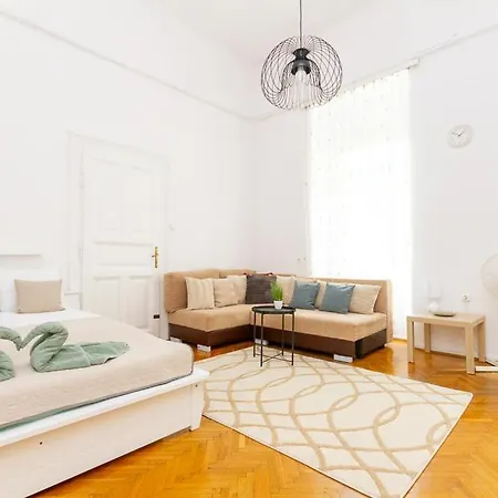 3bdr Spacious Getaway Apartment Budapest