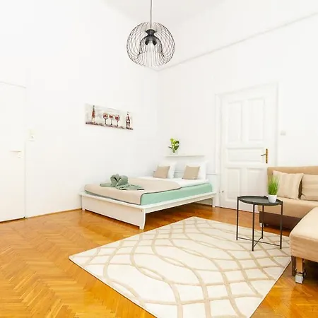 Apartment 3bdr Spacious Getaway Budapest